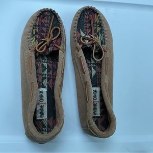 Minnetonka Moccasins  tribal pattern women’s shoes Size 10